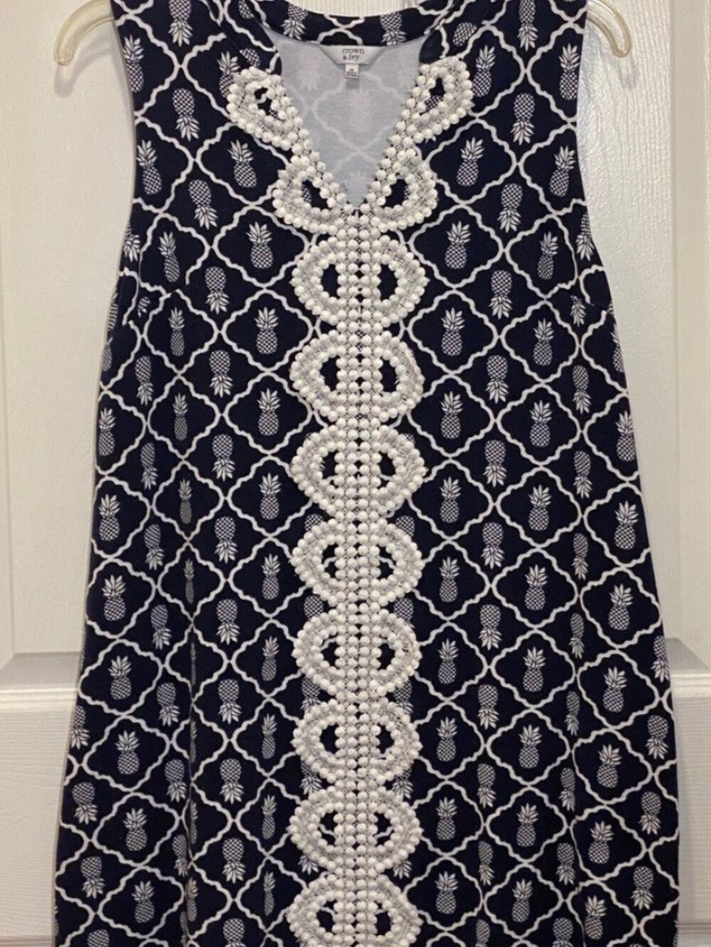 NWOT Crown & Ivy Sleeveless Navy & White Pineapple Print w / White Lace Trim